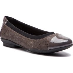 Baleriny CLARKS - Neenah Garden 261288874 Dark Grey Nubuck. Szare baleriny damskie marki Clarks, ze skóry, klasyczne, na płaskiej podeszwie. W wyprzedaży za 209,00 zł.