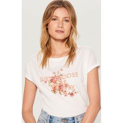 Koszulka z kwiatowym wzorem - Biały. Białe koszulki damskie marki Mohito, s, bez wzorów, bez kołnierzyka. Za 59,99 zł.