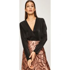 Answear - Bluzka. Czarne bluzki damskie ANSWEAR, s, bez wzorów, z poliesteru, bez kołnierzyka, z długim rękawem. W wyprzedaży za 79,90 zł.