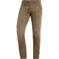 Antony Morato GEEZER Jeansy Slim Fit teak. Brązowe jeansy męskie relaxed fit marki Antony Morato, z bawełny. Za 469,00 zł.
