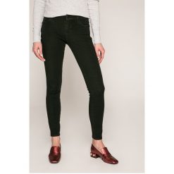 Guess Jeans - Jeansy. Czarne jeansy damskie marki Guess Jeans, z obniżonym stanem. W wyprzedaży za 399,90 zł.