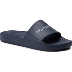 Klapki CALVIN KLEIN - Slide KM0KM00375 470. Niebieskie klapki męskie Calvin Klein, z tworzywa sztucznego, bez zapięcia. Za 159,00 zł.