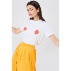 NA-KD T-shirt Grapefruit - White. Białe t-shirty damskie marki NA-KD, z nadrukiem, z bawełny, z okrągłym kołnierzem. W wyprzedaży za 21,88 zł.