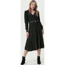 Czarno-Zielona Sukienka Howrah. Czarne sukienki damskie Born2be, na zimę, s, w paski, z dzianiny, eleganckie, bez kołnierzyka, bez rękawów, długie, midi, rozkloszowane. Za 189,99 zł.