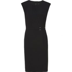 Czarna sukienka z klamrą. Czarne sukienki damskie Vito Vergelis, bez wzorów, z dzianiny, eleganckie, z klasycznym kołnierzykiem, bez rękawów. Za 399,00 zł.
