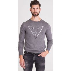 SWETER GUESS. Szare swetry męskie Guess, xl, z nadrukiem, z wełny, z okrągłym kołnierzem, bez kaptura. Za 184,50 zł.