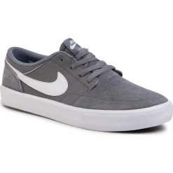 Buty NIKE - Nike Sb Portmore II Solar 880266 010 Cool Grey/White/Black. Szare półbuty męskie Nike, na co dzień, bez wzorów, z zamszu, eleganckie, bez zapięcia. W wyprzedaży za 249,00 zł.