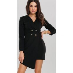 Czarna Sukienka Lynden. Czarne sukienki damskie Renee, s, bez wzorów, z dzianiny, z asymetrycznym kołnierzem, bez rękawów, długie, mini, asymetryczne. Za 89,99 zł.