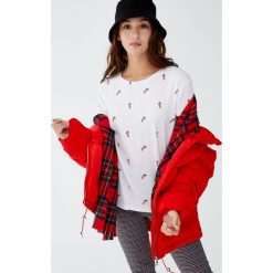 Koszulka ze świątecznym nadrukiem. Białe t-shirty damskie Pull&Bear, z nadrukiem. Za 29,90 zł.