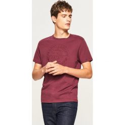 T-shirt regular fit z haftem - Bordowy. Czerwone t-shirty męskie Reserved, l, z haftami. Za 29,99 zł.