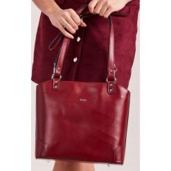 ROVICKY TOREBKA DAMSKA NA RAMIĘ SKÓRA NATURALNA. Czerwone torebki klasyczne damskie ROVICKY, w paski, ze skóry, eleganckie, na ramię, średnie, bez dodatków. Za 279,90 zł.