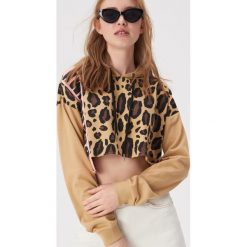 Krótka bluza w panterkę - Beżowy. Brązowe bluzy damskie Sinsay, s, bez wzorów, z krótkim rękawem, krótkie, bez kaptura. Za 49,99 zł.