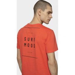 T-shirt męski TSM605 - łososiowy - Outhorn. Różowe koszulki męskie Outhorn, m, bez wzorów, bez kołnierzyka, bez rękawów. Za 49,99 zł.