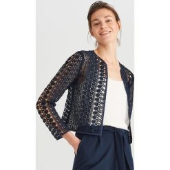 Koronkowy blezer - Granatowy. Niebieskie bolerka i narzutki damskie Reserved, bez wzorów, z koronki, bez rękawów. Za 139,99 zł.