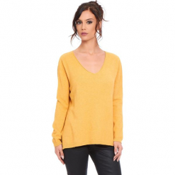 Sweter "Talia" w kolorze musztardowym. Żółte swetry klasyczne damskie marki Cosy Winter, s, ze splotem. W wyprzedaży za 181,95 zł.