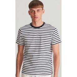 Bawełniany T-shirt w paski - Biały. Białe t-shirty męskie Reserved, xl, w paski, z bawełny, bez kołnierzyka. W wyprzedaży za 34,99 zł.