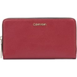 Calvin Klein Enfold Large Portfel Czerwony. Czerwone portfele damskie Calvin Klein, bez wzorów, z materiału. Za 324,95 zł.