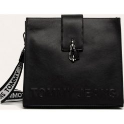 Tommy Jeans - Torebka. Niebieskie listonoszki damskie Tommy Jeans, w paski, z jeansu, na ramię, bez dodatków. Za 559,90 zł.