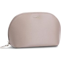 Kosmetyczka DKNY - Bryant - Cosmetic Pou R83R3661 Warm Grey WG5. Szare kosmetyczki męskie DKNY, ze skóry. Za 289,00 zł.