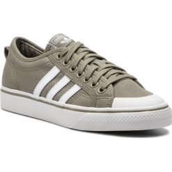 Buty adidas - Nizza CM8572 Tracar/Ftwwht/Crywht. Zielone buty sportowe męskie Adidas, na co dzień, bez wzorów, ze skóry, klasyczne, bez zapięcia. W wyprzedaży za 219,00 zł.