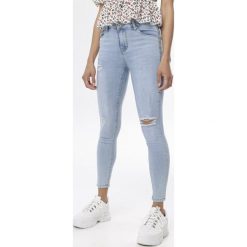 Jasnoniebieskie Jeansy Skinny Therose. Niebieskie jeansy damskie Born2be. W wyprzedaży za 89,99 zł.