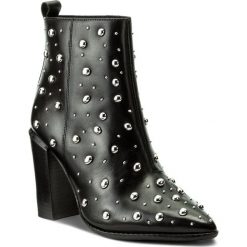 Botki BRONX - 33994-N-01 BX 1217 Black 01. Czarne botki damskie na obcasie marki Bronx, z materiału. W wyprzedaży za 359,00 zł.
