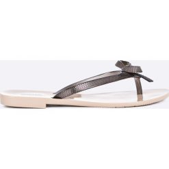 Melissa - Japonki Harmonic Chrome II Ad. Pomarańczowe klapki damskie Melissa, bez wzorów, z materiału, bez obcasa, na obcasie. W wyprzedaży za 139,90 zł.