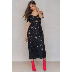 Sukienki: NA-KD Boho Koronkowa sukienka z wycięciami na ramionach – Black
