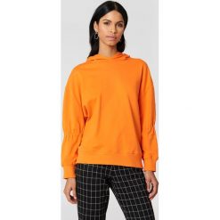 Bluzy damskie: NA-KD Bluza z kapturem z rękawem ściąganym troczkiem - Orange