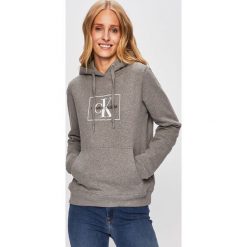 Calvin Klein Jeans - Bluza. Szare bluzy damskie Calvin Klein Jeans, s, z nadrukiem, z bawełny, bez rękawów, z kapturem. W wyprzedaży za 299,90 zł.