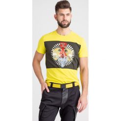 T-SHIRT Just Cavalli. Żółte t-shirty męskie m, z nadrukiem, z bawełny, z okrągłym kołnierzem. Za 300,00 zł.