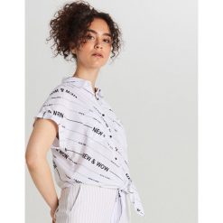 Koszula z wiązaniem - Biały. Białe koszule damskie Cropp, s. W wyprzedaży za 15,99 zł.