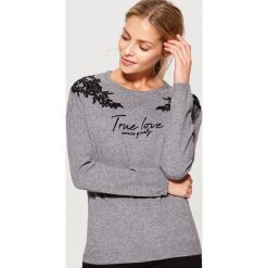 Sweter z koronkową aplikacją - Szary. Szare swetry klasyczne damskie Mohito, l, z koronki. Za 89,99 zł.