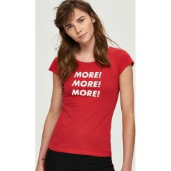 T-shirt z napisem - Czerwony. Czerwone t-shirty damskie Sinsay, l, z napisami. Za 9,99 zł.