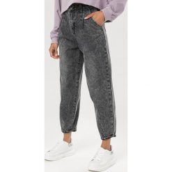 Ciemnoszare Jeansy Mom Fit Meloguna. Szare jeansy damskie Born2be. W wyprzedaży za 99,99 zł.