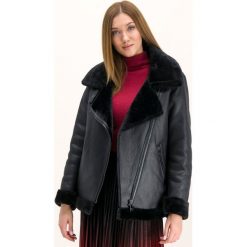 Kurtka skórzana DKNY DL9UF924. Czarne kurtki damskie DKNY, s, bez wzorów, ze skóry ekologicznej, bez kaptura. W wyprzedaży za 899,00 zł.