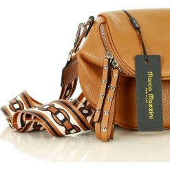 Lili torebka crossbody sport leather marco mazzini - camel. Brązowe torebki damskie sportowe MAZZINI, w paski, ze skóry, sportowe, bez dodatków. W wyprzedaży za 239,00 zł.
