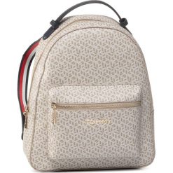 Plecak TOMMY HILFIGER - Iconic Tommy Backpack Monogram AW0AW07926 BGE. Brązowe plecaki damskie TOMMY HILFIGER, bez wzorów, ze skóry ekologicznej, klasyczne. Za 699,00 zł.