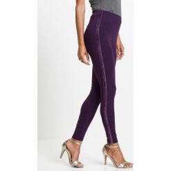 Legginsy z aksamitnymi paskami bonprix pomarańczowo-czerwony. Czerwone legginsy damskie bonprix, w paski, z bawełny. Za 54,99 zł.