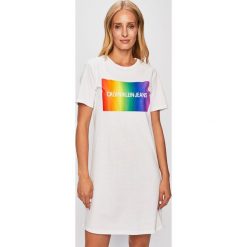 Calvin Klein Jeans - Sukienka. Białe sukienki damskie Calvin Klein Jeans, na co dzień, s, z nadrukiem, z bawełny, casualowe, z okrągłym kołnierzem, z krótkim rękawem, krótkie, mini, proste. W wyprzedaży za 239,90 zł.