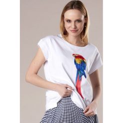 Bawełniana bluzka z tiulowym nadrukiem na biuście. Bluzki damskie Made in Poland, xl, z nadrukiem, z elastanu, bez kołnierzyka, bez rękawów. Za 69,00 zł.
