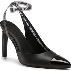 Sandały TOMMY JEANS - Pump EN0EN00904 Black BDS. Czarne klapki damskie Tommy Jeans, bez wzorów, z jeansu, bez obcasa, na obcasie. Za 449,00 zł.