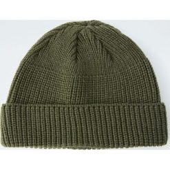 Dzianinowa czapka basic. Brązowe czapki męskie marki Pull&Bear, bez wzorów, z dzianiny. Za 49,90 zł.
