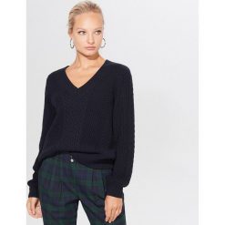 Sweter oversize z warkoczowym splotem - Niebieski. Niebieskie swetry damskie Mohito, s, bez wzorów, ze splotem, bez rękawów, bez kaptura. Za 119,99 zł.