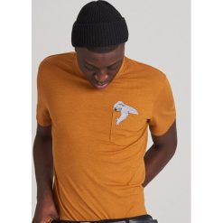 T-shirt z kieszenią i nadrukiem - Brązowy. Pomarańczowe t-shirty męskie Reserved, s, z nadrukiem. Za 39,99 zł.