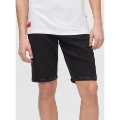 Jeansowe szorty jogger - Czarny. Czarne spodenki i szorty męskie Cropp, bez wzorów, z jeansu. W wyprzedaży za 48,99 zł.