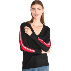 Guess Julie Sweter Czarny. Czarne bluzy damskie Guess, xs, z aplikacjami, z poliesteru, bez rękawów, bez kaptura. Za 326,95 zł.