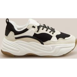 Buty w sportowym stylu - Szary. Szare buty sportowe damskie Reserved, bez wzorów, sportowe. Za 179,99 zł.