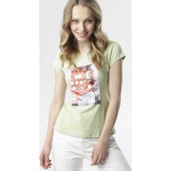 Jasnozielony T-shirt Meridina. Zielone bluzki damskie Born2be, s, bez wzorów, bez kołnierzyka. W wyprzedaży za 49,99 zł.