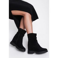 Czarne Botki Tingley. Czarne koturny damskie Renee, z futra, z okrągłym noskiem, na wysokim obcasie, na koturnie, na zamek. Za 149,99 zł.